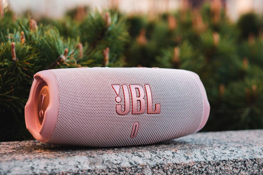 Летом эта колонка будет у всех. Обзор JBL Charge 5: до 20 часов без подзарядки