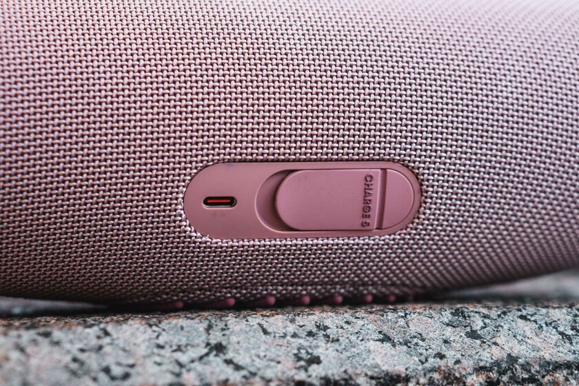 Летом эта колонка будет у всех. Обзор JBL Charge 5: до 20 часов без подзарядки