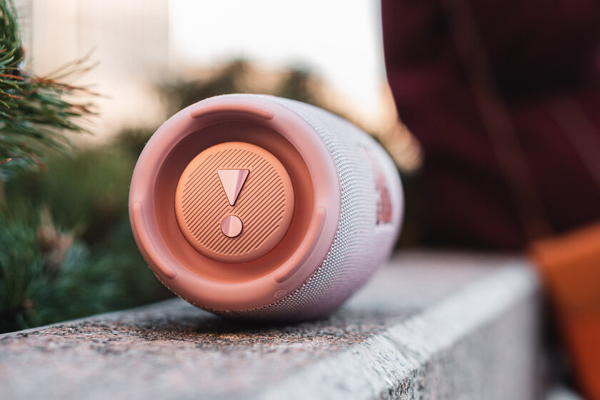 Летом эта колонка будет у всех. Обзор JBL Charge 5: до 20 часов без подзарядки