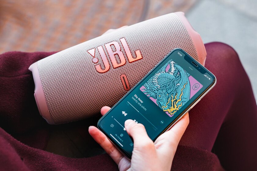 Летом эта колонка будет у всех. Обзор JBL Charge 5: до 20 часов без подзарядки