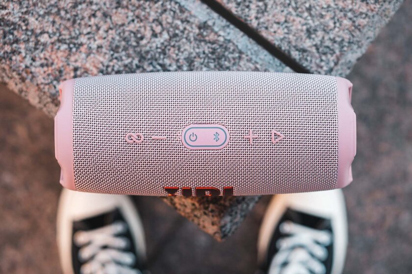 Летом эта колонка будет у всех. Обзор JBL Charge 5: до 20 часов без подзарядки