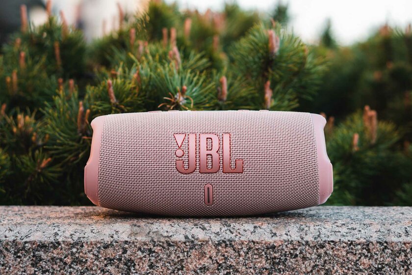 Летом эта колонка будет у всех. Обзор JBL Charge 5: до 20 часов без подзарядки