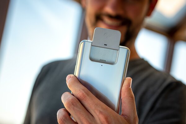 Смартфон с поворотной камерой: обзор уникального ASUS ZenFone 8 Flip