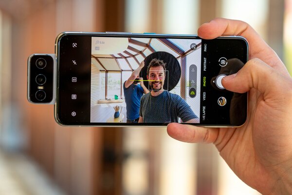 Смартфон с поворотной камерой: обзор уникального ASUS ZenFone 8 Flip