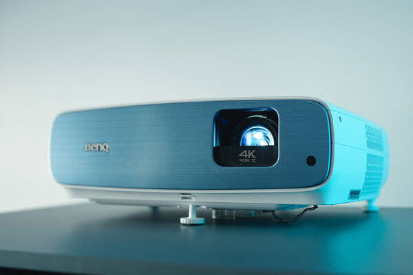 Чемпионат Европы по футболу в вашей гостиной: BenQ представила проектор TK850i