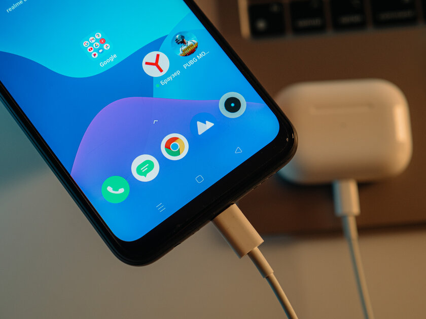 Лучший смартфон для отпуска: обзор Realme С25 с рекордной батареей и мощной начинкой