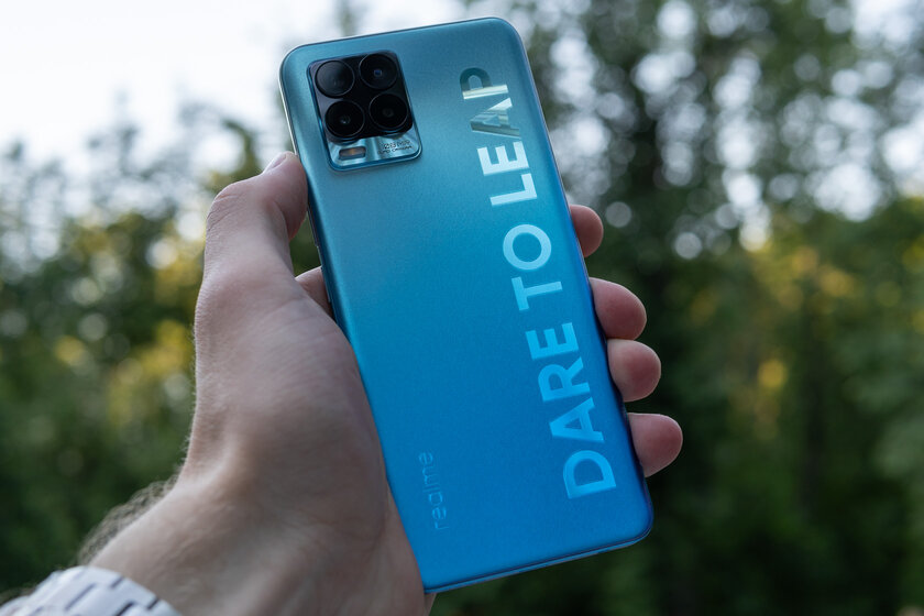 В чём-то лучше, в чём-то хуже. Обзор Realme 8 Pro — Дизайн. 2