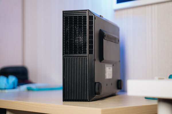 Домашний кинотеатр на 120 FPS, который можно смотреть днём. Обзор проектора ASUS H1 — Дизайн. 2