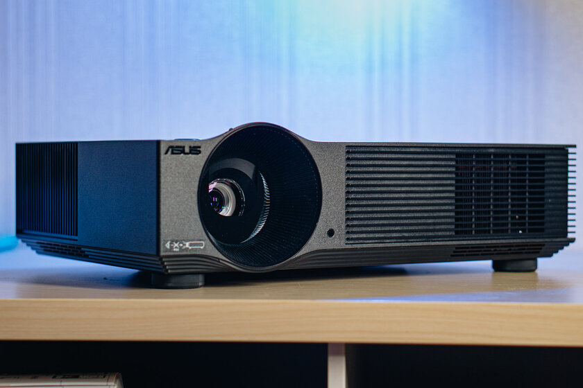 Домашний кинотеатр на 120 FPS, который можно смотреть днём. Обзор проектора ASUS H1 — Дизайн. 1