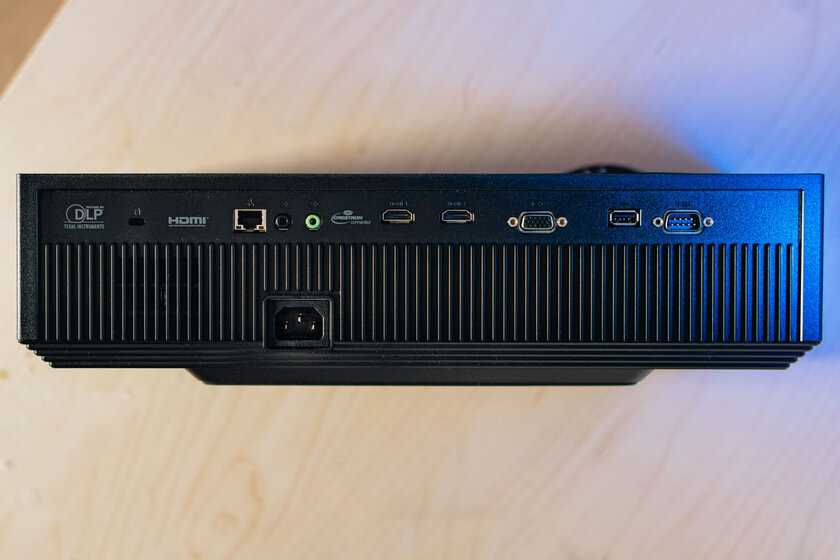 Домашний кинотеатр на 120 FPS, который можно смотреть днём. Обзор проектора ASUS H1 — Подключение. 1