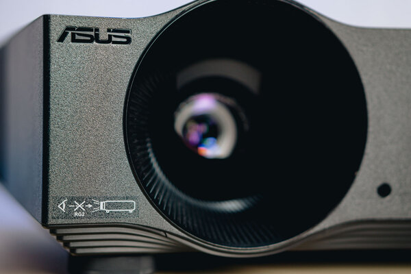 Домашний кинотеатр на 120 FPS, который можно смотреть днём. Обзор проектора ASUS H1 — Отзыв. 2