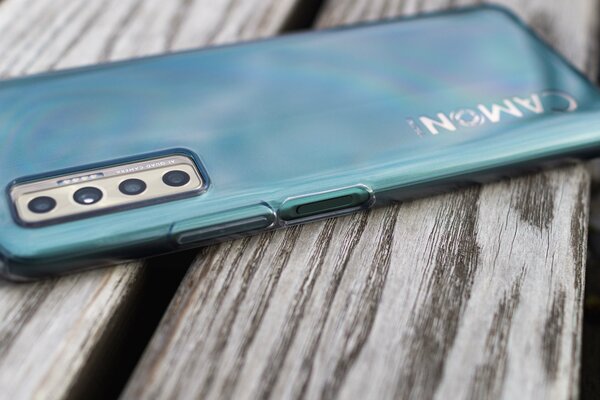 Хорошие камеры бывают и в среднем сегменте. Обзор смартфона Tecno Camon 17P — Комплектация и внешний вид. 2