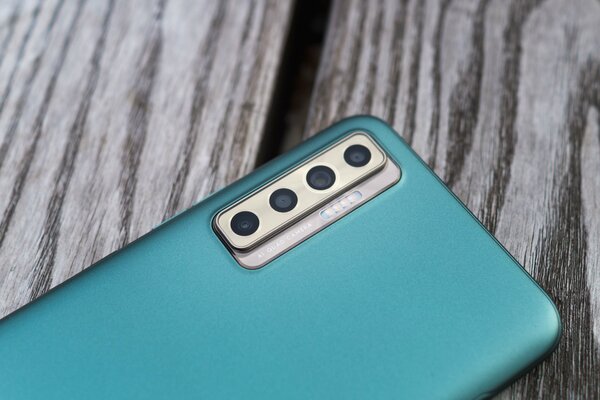 Хорошие камеры бывают и в среднем сегменте. Обзор смартфона Tecno Camon 17P — Комплектация и внешний вид. 9