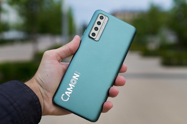 Хорошие камеры бывают и в среднем сегменте. Обзор смартфона Tecno Camon 17P — Комплектация и внешний вид. 4