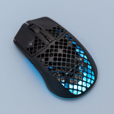 Дырчатый корпус — не элемент дизайна, а гениальное решение. Обзор SteelSeries Aerox 3 Wireless