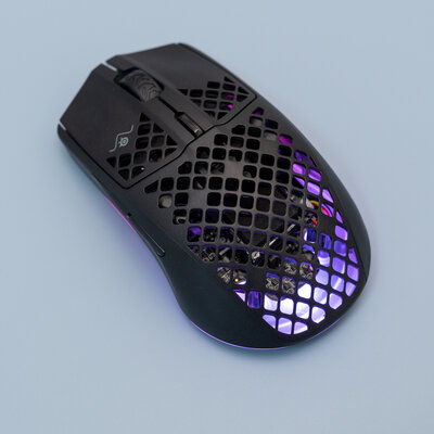 Дырчатый корпус — не элемент дизайна, а гениальное решение. Обзор SteelSeries Aerox 3 Wireless