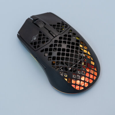 Дырчатый корпус — не элемент дизайна, а гениальное решение. Обзор SteelSeries Aerox 3 Wireless