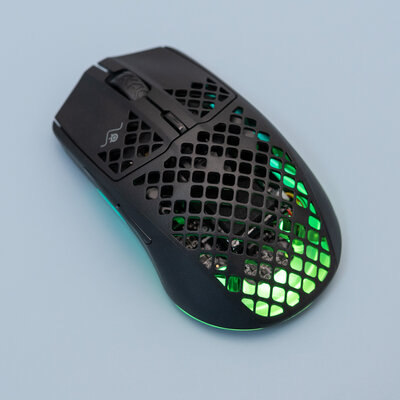 Дырчатый корпус — не элемент дизайна, а гениальное решение. Обзор SteelSeries Aerox 3 Wireless