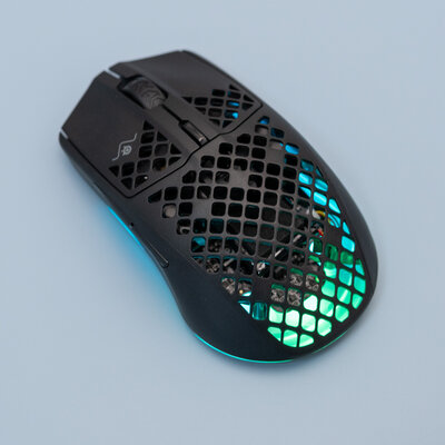 Дырчатый корпус — не элемент дизайна, а гениальное решение. Обзор SteelSeries Aerox 3 Wireless