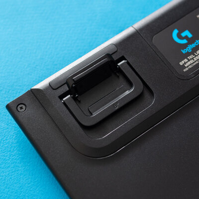 Миниатюрная, но игровая механика с необычными дополнениями. Обзор Logitech G915 TKL — Внешний вид и эргономика. 6