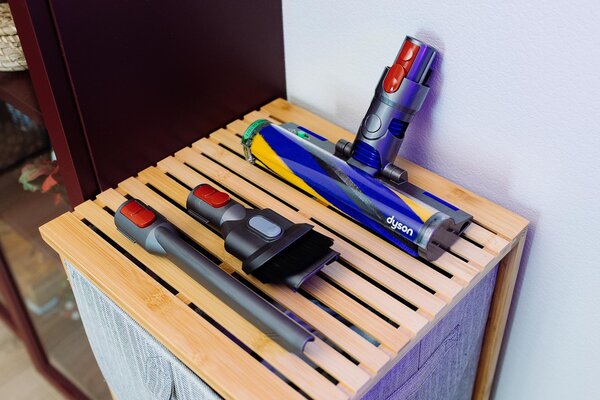 Подсвечивает пыль лазером. Обзор Dyson V15 Detect Absolute