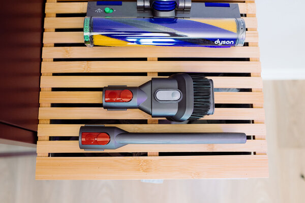 Подсвечивает пыль лазером. Обзор Dyson V15 Detect Absolute