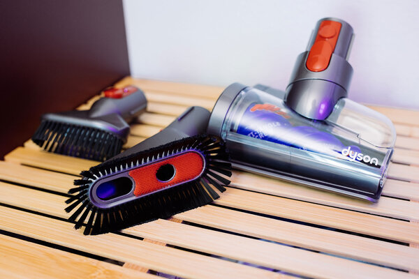 Подсвечивает пыль лазером. Обзор Dyson V15 Detect Absolute