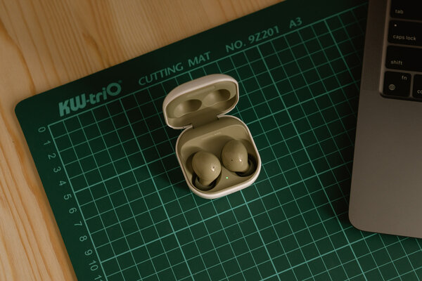 Эти наушники гораздо дешевле, чем должны стоить. Обзор Samsung Galaxy Buds 2 — Дизайн. 6