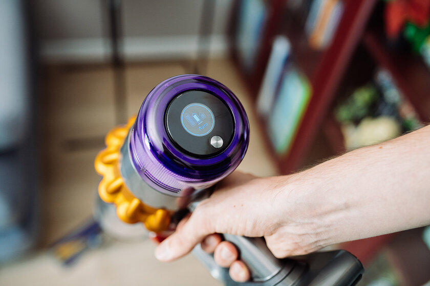 Подсвечивает пыль лазером. Обзор Dyson V15 Detect Absolute