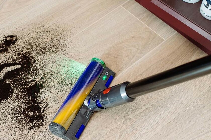 Подсвечивает пыль лазером. Обзор Dyson V15 Detect Absolute