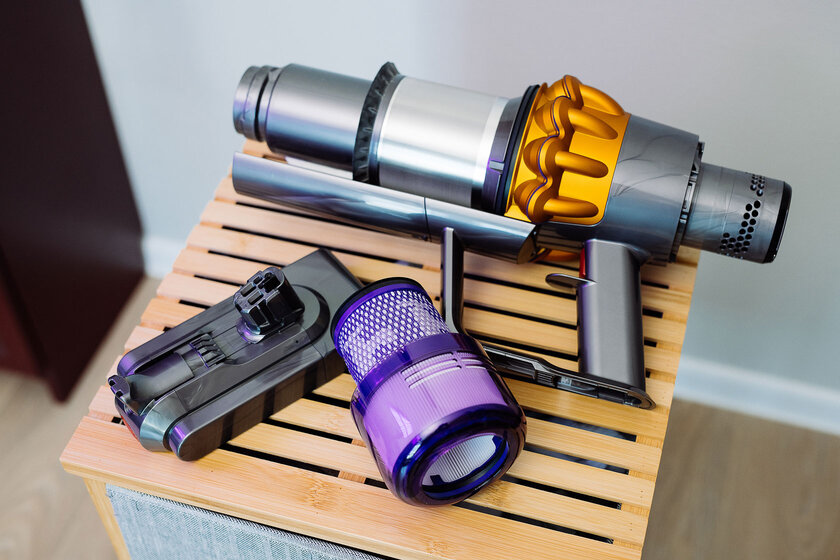 Подсвечивает пыль лазером. Обзор Dyson V15 Detect Absolute