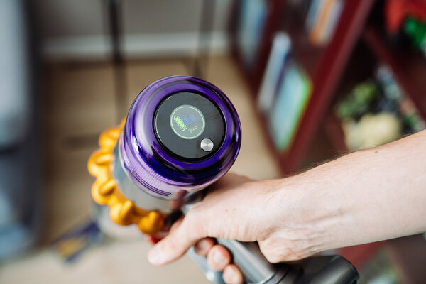Подсвечивает пыль лазером. Обзор Dyson V15 Detect Absolute