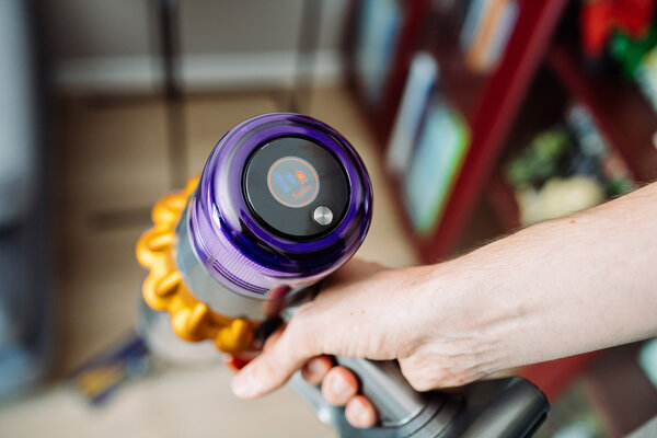 Подсвечивает пыль лазером. Обзор Dyson V15 Detect Absolute