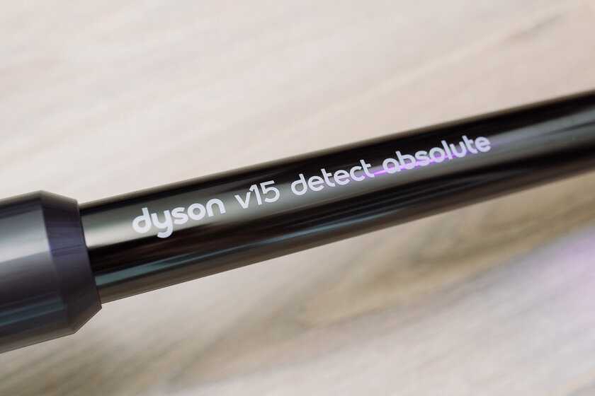 Подсвечивает пыль лазером. Обзор Dyson V15 Detect Absolute