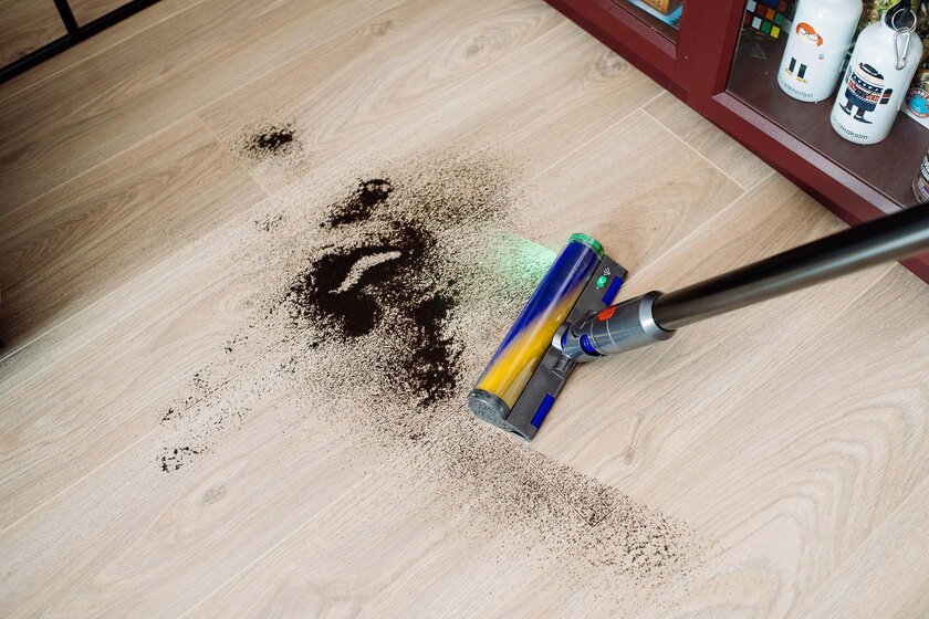 Подсвечивает пыль лазером. Обзор Dyson V15 Detect Absolute