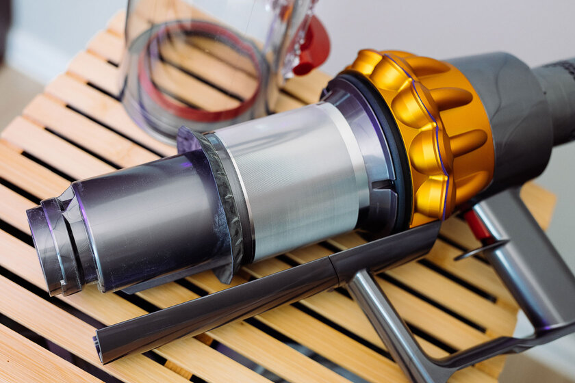 Подсвечивает пыль лазером. Обзор Dyson V15 Detect Absolute
