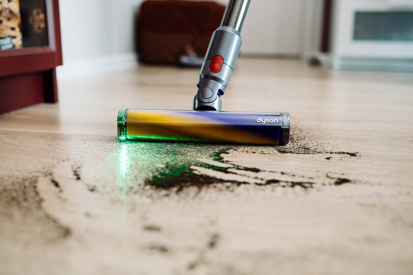 Подсвечивает пыль лазером. Обзор Dyson V15 Detect Absolute