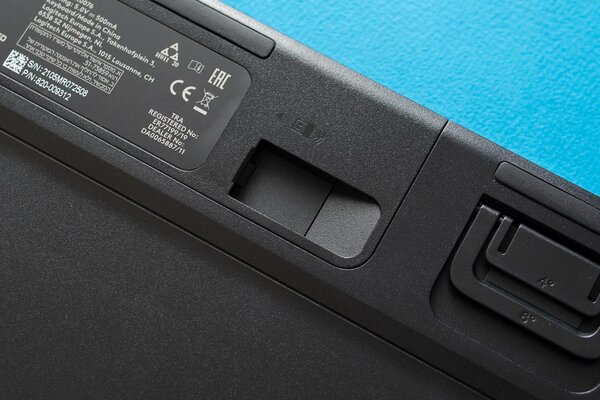 Миниатюрная, но игровая механика с необычными дополнениями. Обзор Logitech G915 TKL — Подключение и автономность. 3