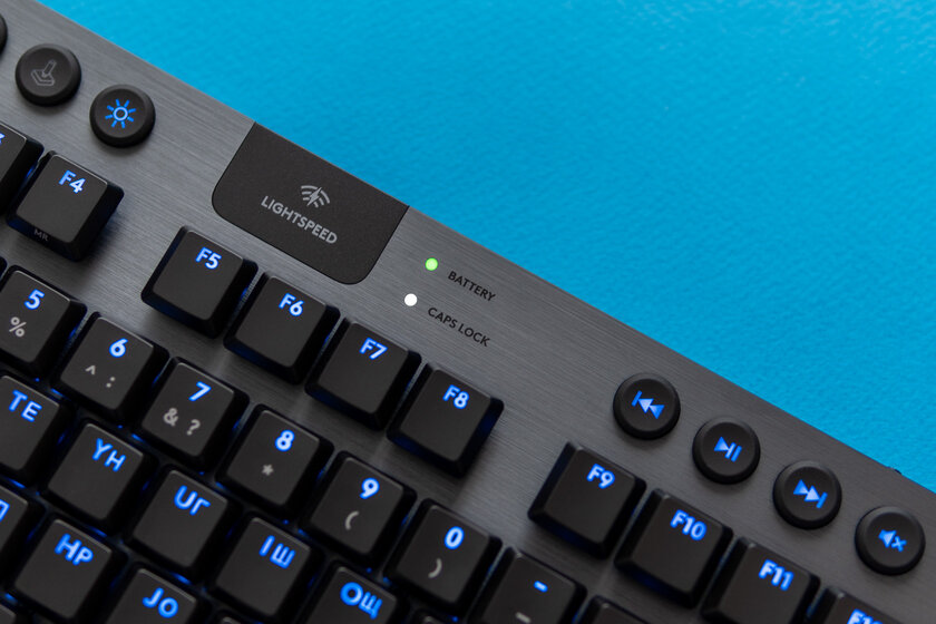 Миниатюрная, но игровая механика с необычными дополнениями. Обзор Logitech G915 TKL — Внешний вид и эргономика. 2