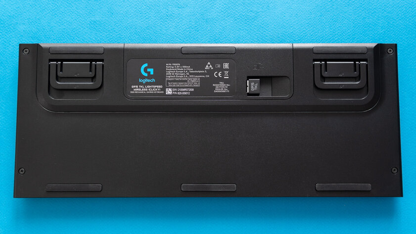 Миниатюрная, но игровая механика с необычными дополнениями. Обзор Logitech G915 TKL — Внешний вид и эргономика. 8
