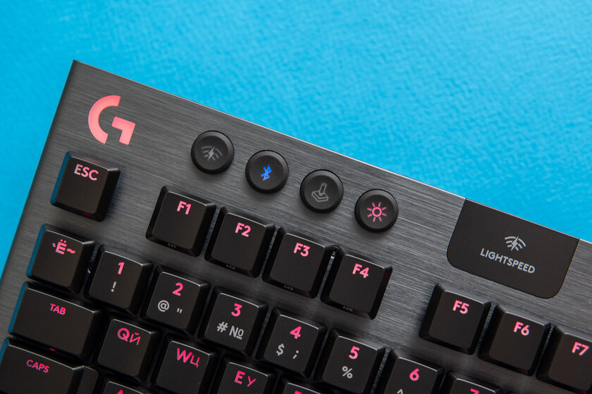 Миниатюрная, но игровая механика с необычными дополнениями. Обзор Logitech G915 TKL — Подключение и автономность. 5