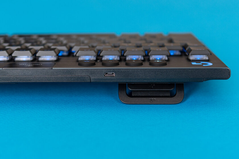 Миниатюрная, но игровая механика с необычными дополнениями. Обзор Logitech G915 TKL — Подключение и автономность. 6