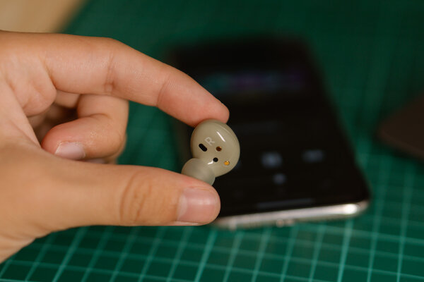 Эти наушники гораздо дешевле, чем должны стоить. Обзор Samsung Galaxy Buds 2 — Дизайн. 8