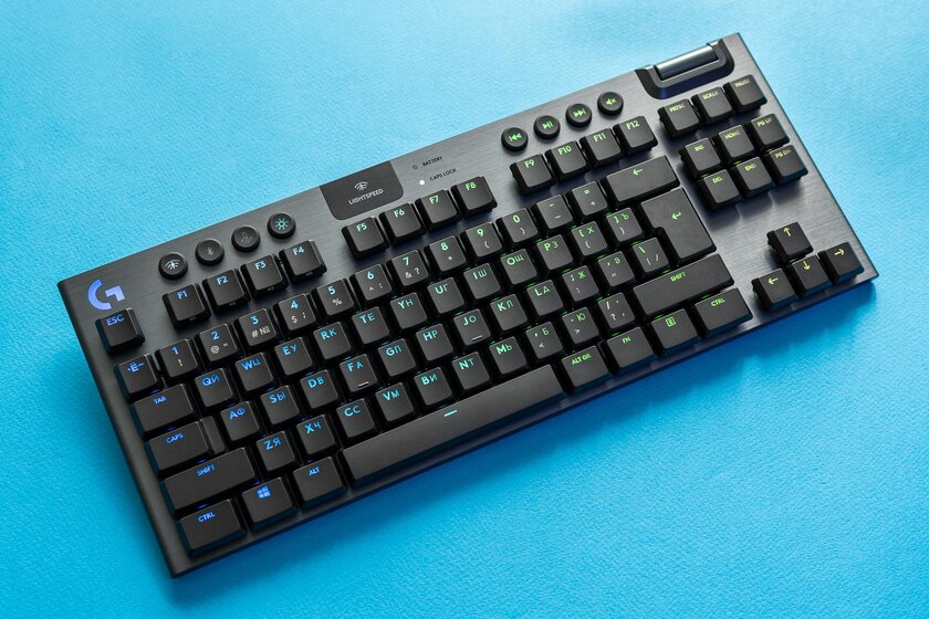Миниатюрная, но игровая механика с необычными дополнениями. Обзор Logitech G915 TKL — Внешний вид и эргономика. 1