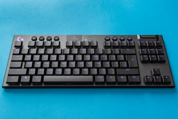 Миниатюрная, но игровая механика с необычными дополнениями. Обзор Logitech G915 TKL — Внешний вид и эргономика. 3