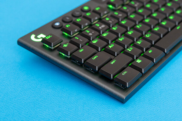 Миниатюрная, но игровая механика с необычными дополнениями. Обзор Logitech G915 TKL — Внешний вид и эргономика. 4