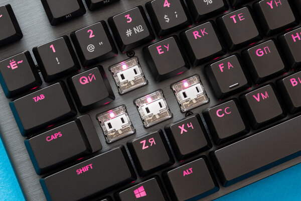 Миниатюрная, но игровая механика с необычными дополнениями. Обзор Logitech G915 TKL — Переключатели и производительность. 2