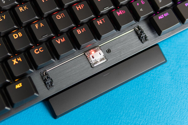 Миниатюрная, но игровая механика с необычными дополнениями. Обзор Logitech G915 TKL — Переключатели и производительность. 3
