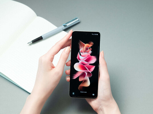 Представлен Samsung Galaxy Z Flip 3: новая раскладушка с гибким дисплеем оказалась дешевле предшественника