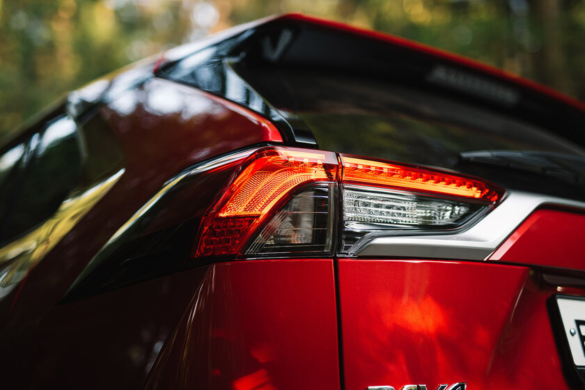 Бестселлер от Toyota, но есть вопросы. Тест-драйв RAV4 (2020)